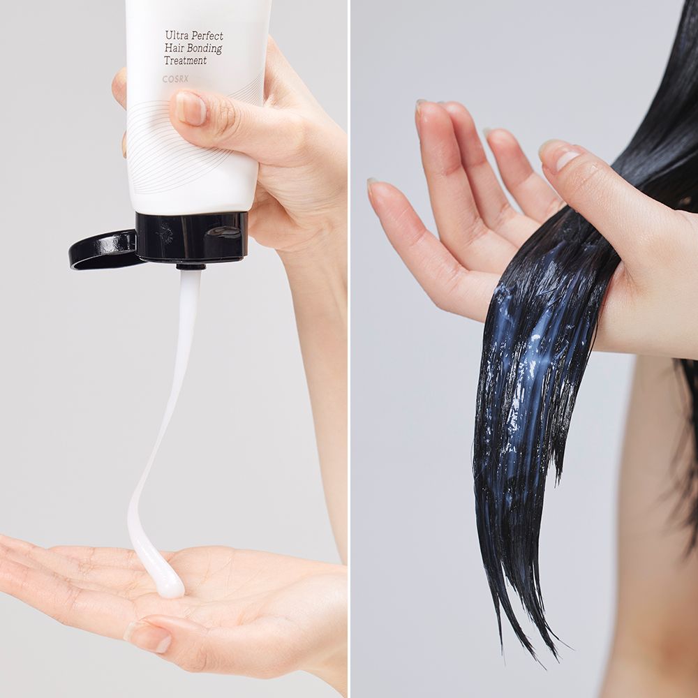 Due mani: una preme crema bianca da un tubo, l'altra tiene capelli scuri e bagnati.