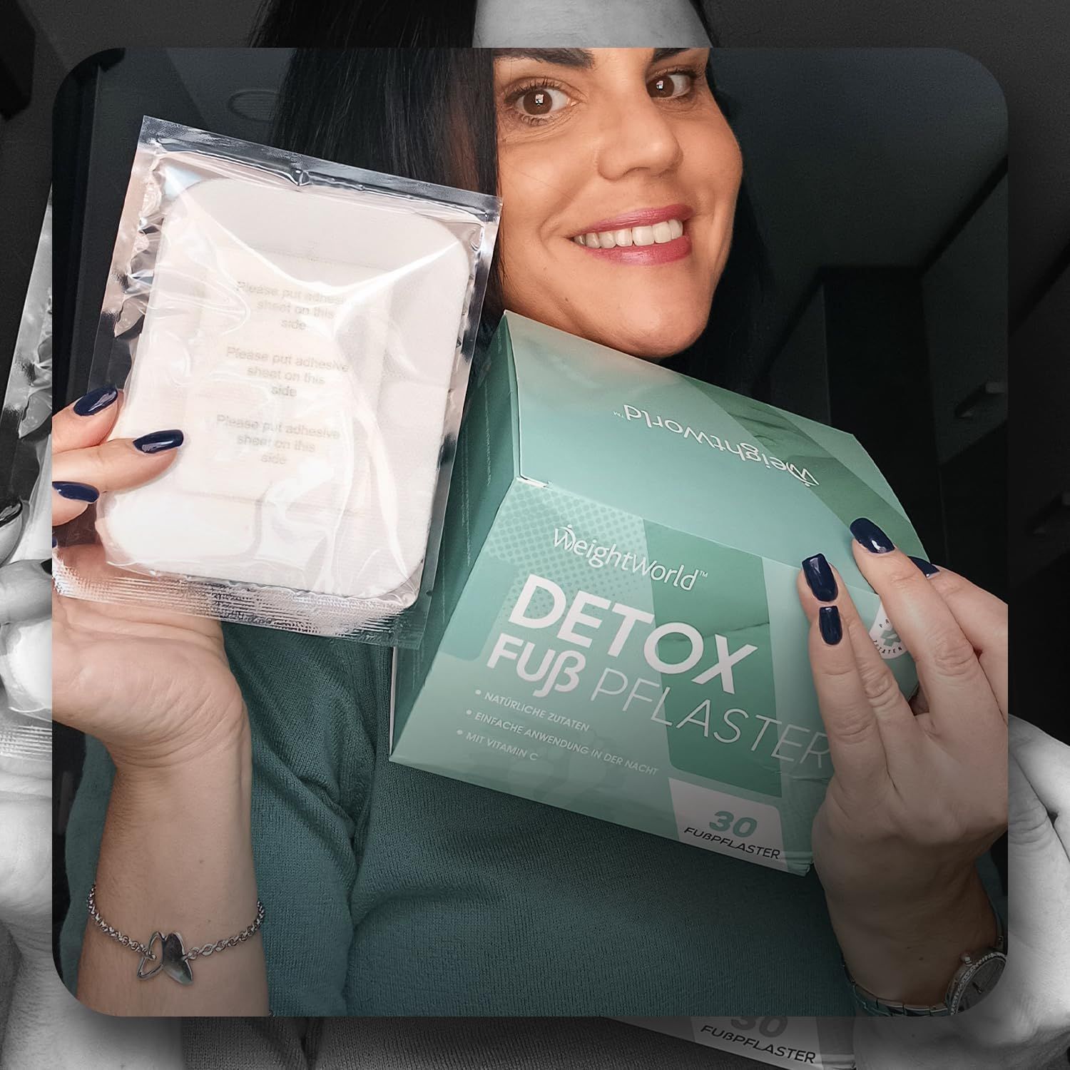 Donna tiene una confezione e un singolo cerotto Detox Fußpflaster. Confezione con 30 cerotti.