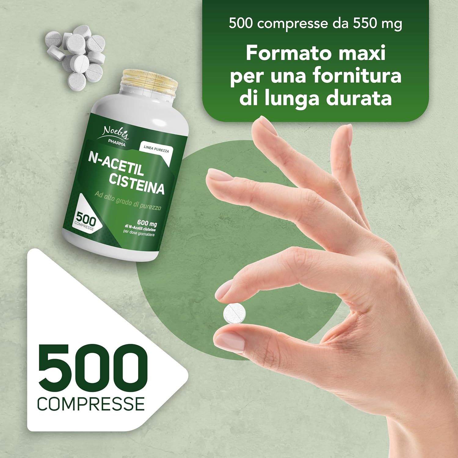 Flacone di Noebis Pharma N-Acetil Cisteina 600 mg, 500 compresse, e una singola compressa tenuta da una mano.