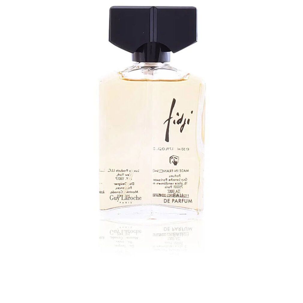 Flacone Fidji Eau de Parfum. Liquido giallo in flacone di vetro con tappo nero. Scritta e logo sul flacone.