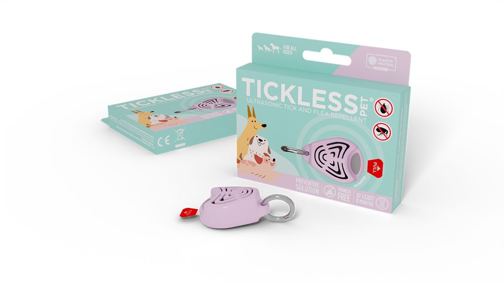 Un ciondolo rosa per la difesa da zecche e pulci accanto alla sua confezione.