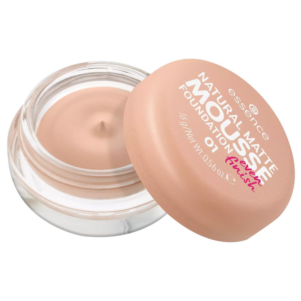 Fondotinta beige in un contenitore di vetro rotondo aperto con coperchio rosa. Sul coperchio è scritto "Essence Natural Matte Mousse Foundation".