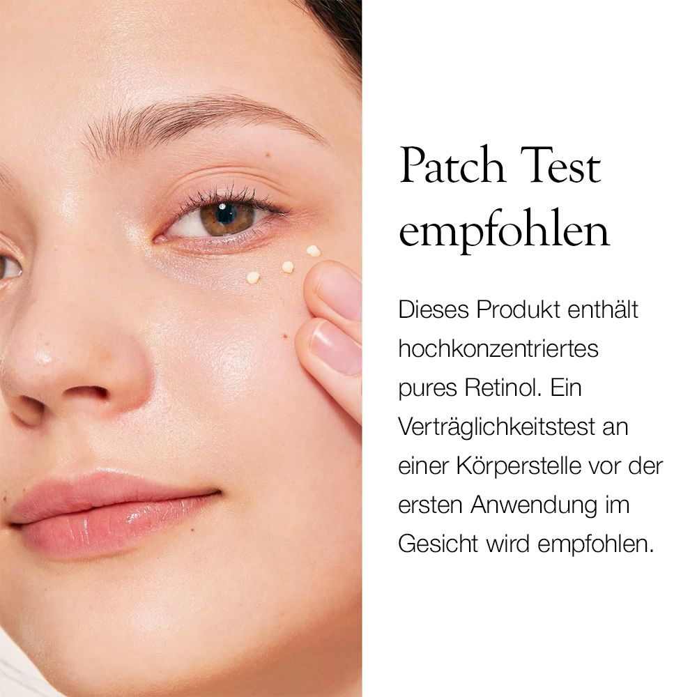 Donna con crema al retinolo applicata intorno agli occhi. Test cutaneo consigliato.