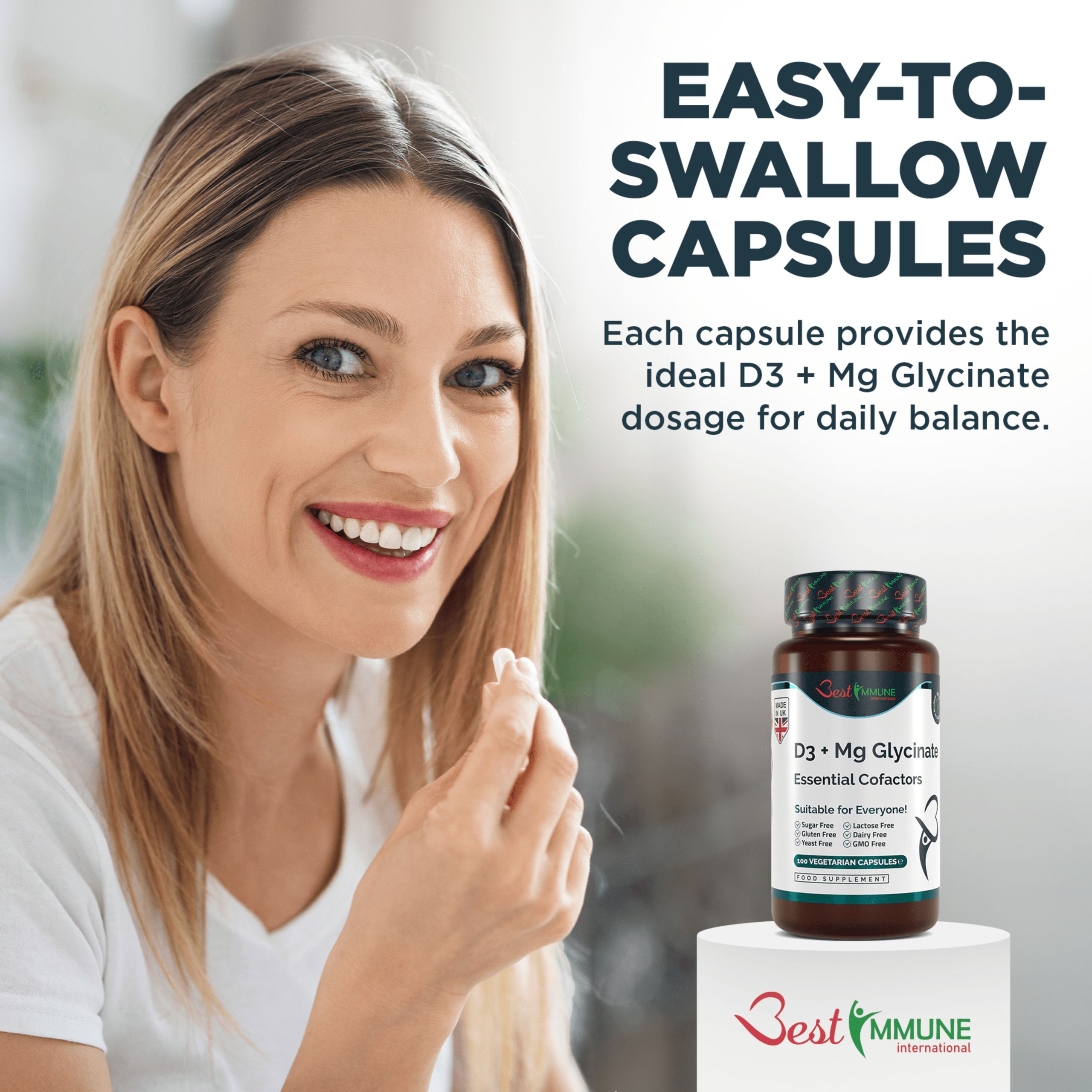 Donna che tiene in mano una capsula. Flacone di capsule sullo sfondo. Scritta: D3 + Mg Glycinate. Per l'equilibrio quotidiano.