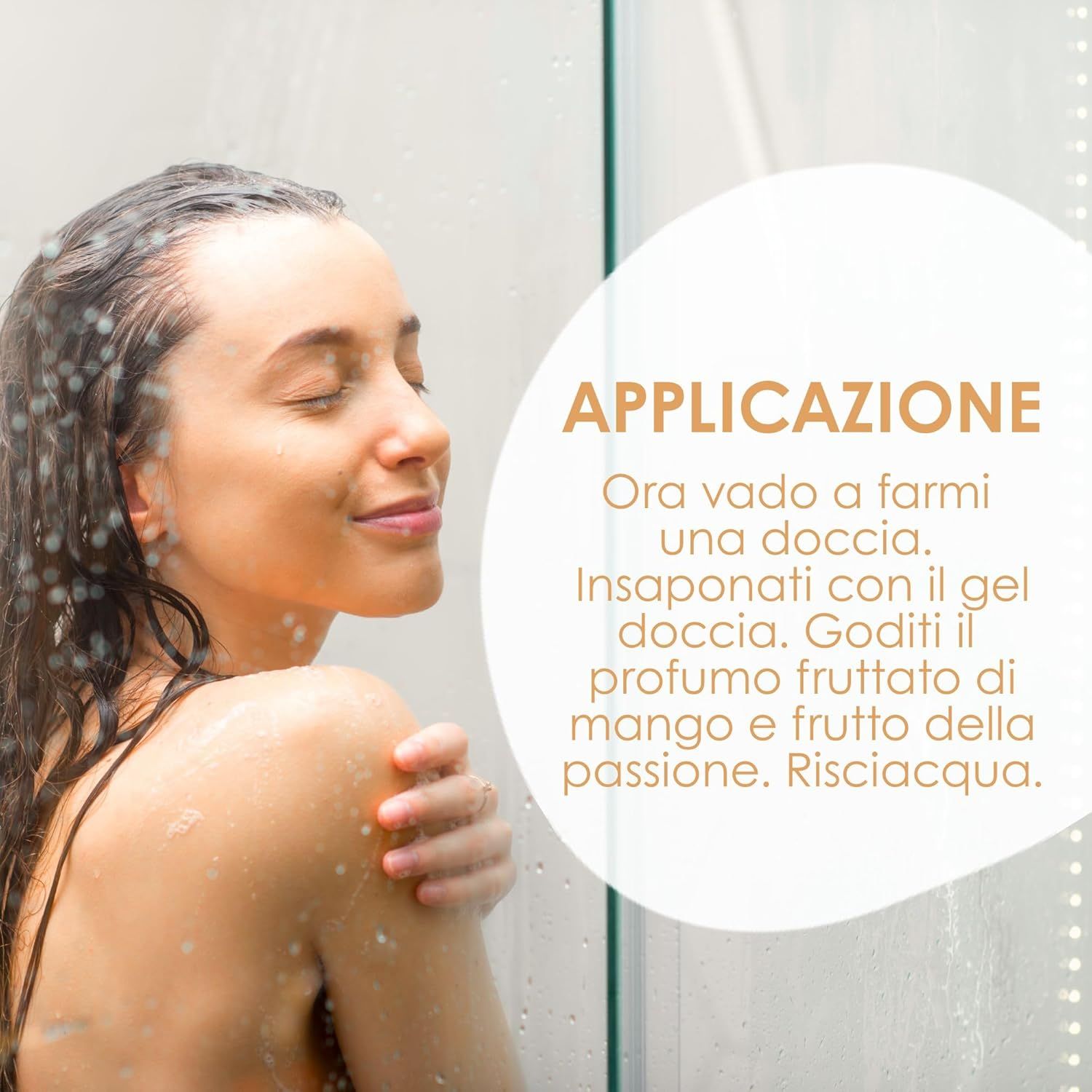 Donna sotto la doccia. Testo: Applicazione. Insaponati con il gel doccia. Goditi il profumo fruttato di mango e frutto della passione. Risciacqua.