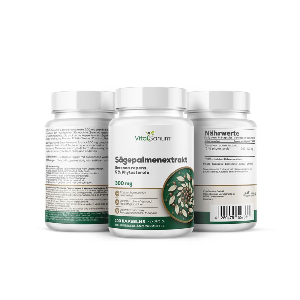 Tre flaconi bianchi VitaSanum Sägepalmenextrakt. Scritta: 300 mg, 100 capsule, 5% fitosteroli. Etichette verdi e bianche con informazioni.
