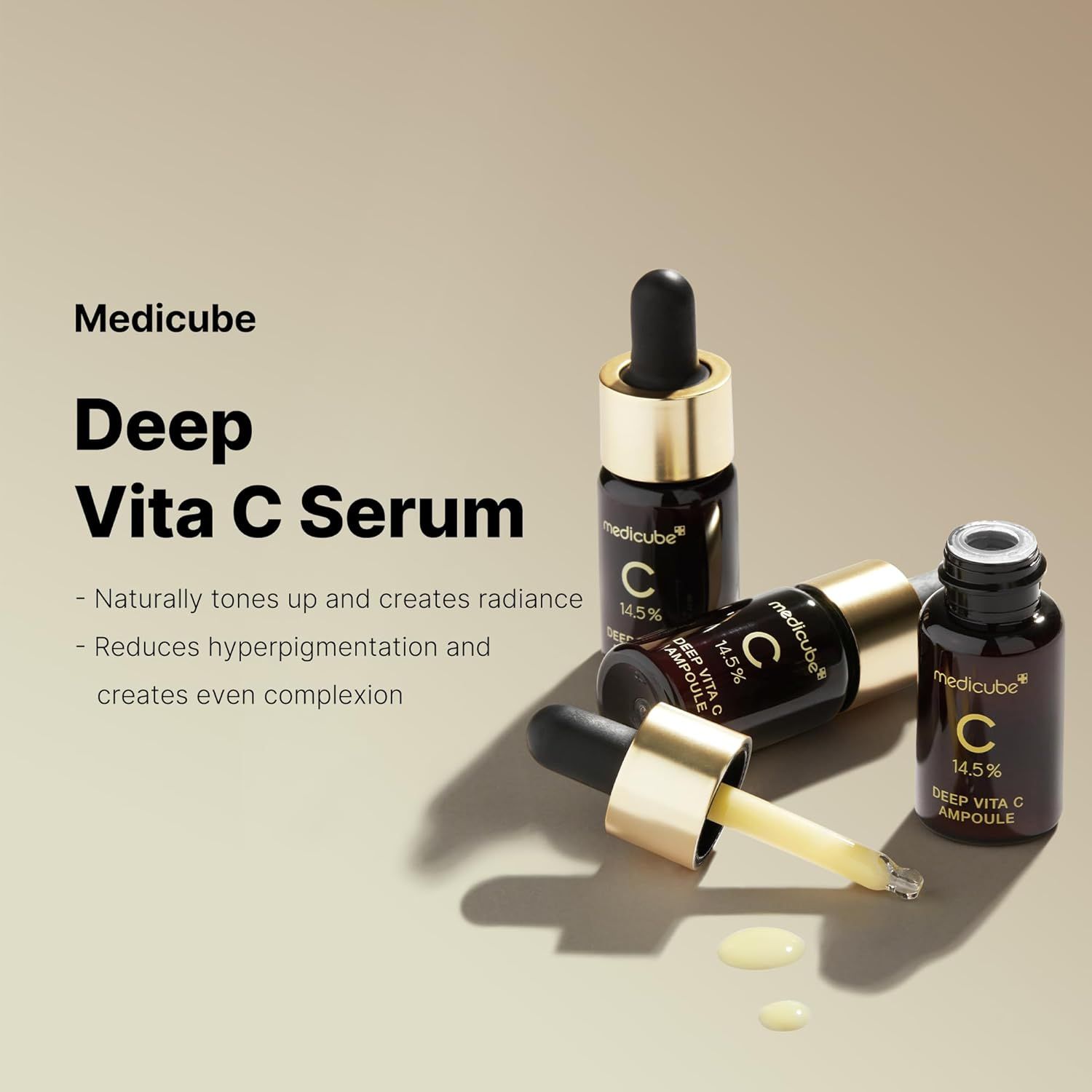 Tre flaconi MEDICUBE Deep Vita C Serum. Uno con contagocce, siero che gocciola. Testo: Naturally tones up and creates radiance.