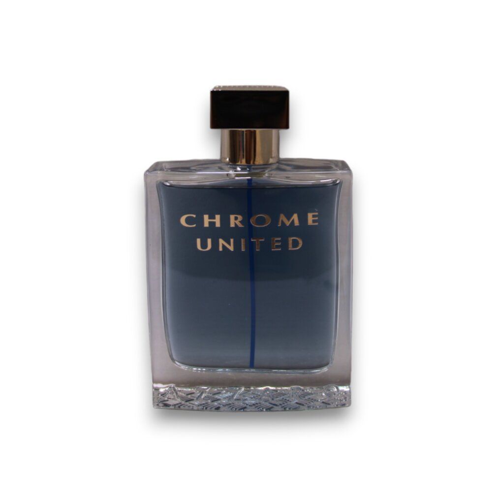 Flacone Eau de Toilette blu scuro. Forma rettangolare con tappo nero. Scritta: CHROME UNITED.