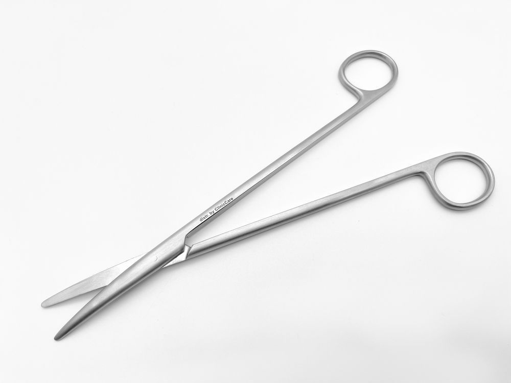 Forbici chirurgiche curve aperte. Metallo, anelli, lame lunghe. Iscrizione.