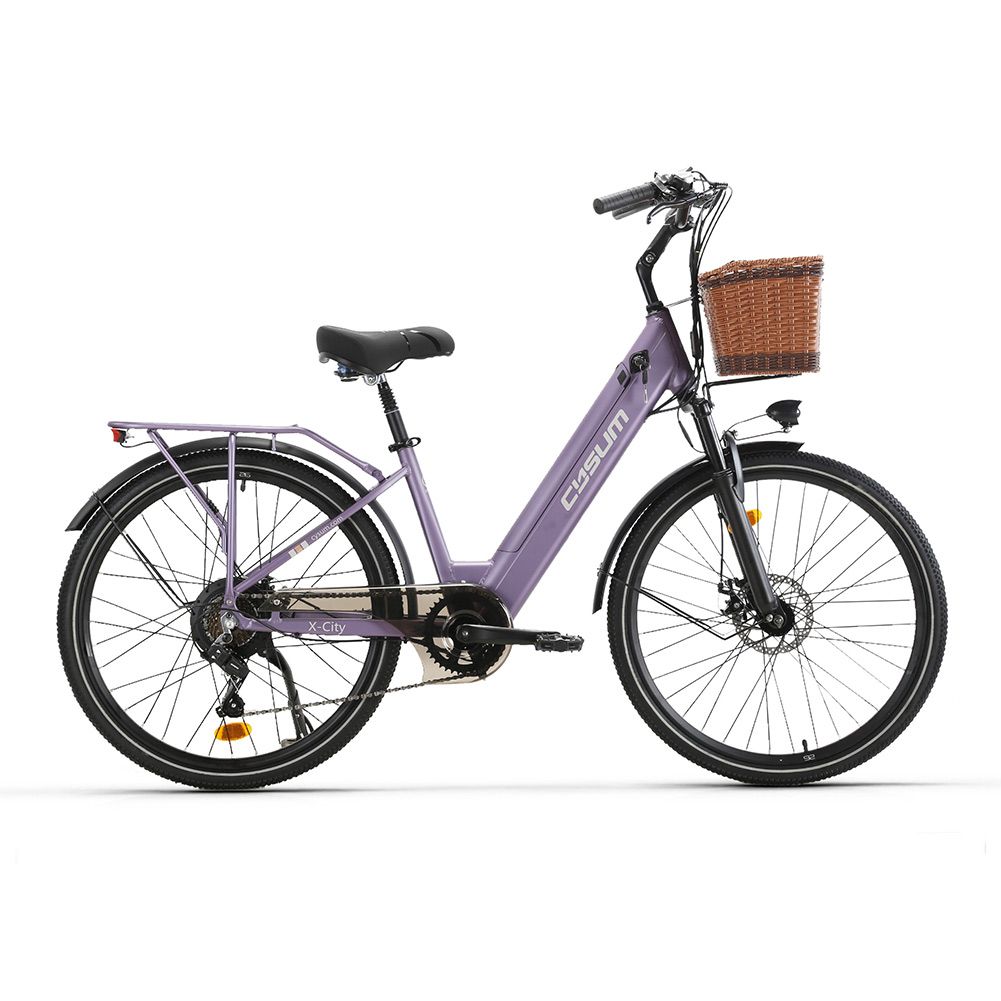 E-bike lilla con cestino. Pneumatici, sella e manubrio neri. Marchio CYSUM.
