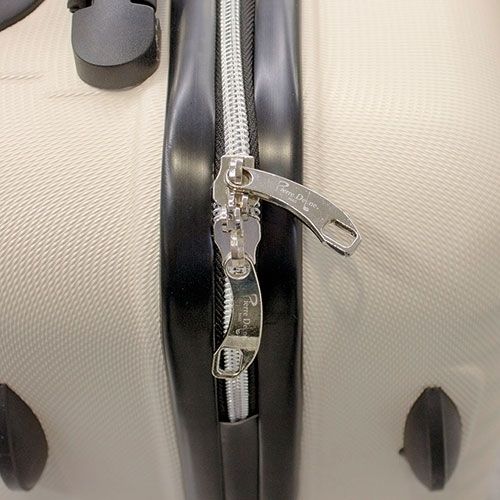 Primo piano di una cerniera con cursore argentato. Sfondo nero. Scritta in rilievo.