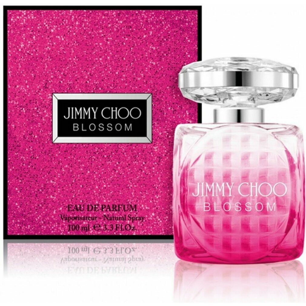 Flacone rosa con tappo argentato e confezione rosa con logo. Scritta: Jimmy Choo Blossom.