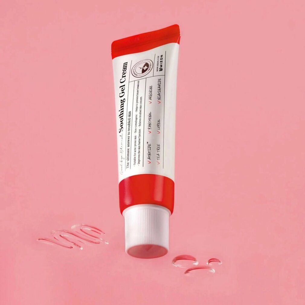 Tubo bianco e rosso su sfondo rosa. Scritta: Soothing Gel Cream. Marchio: Mizon. Prodotto e gocce.