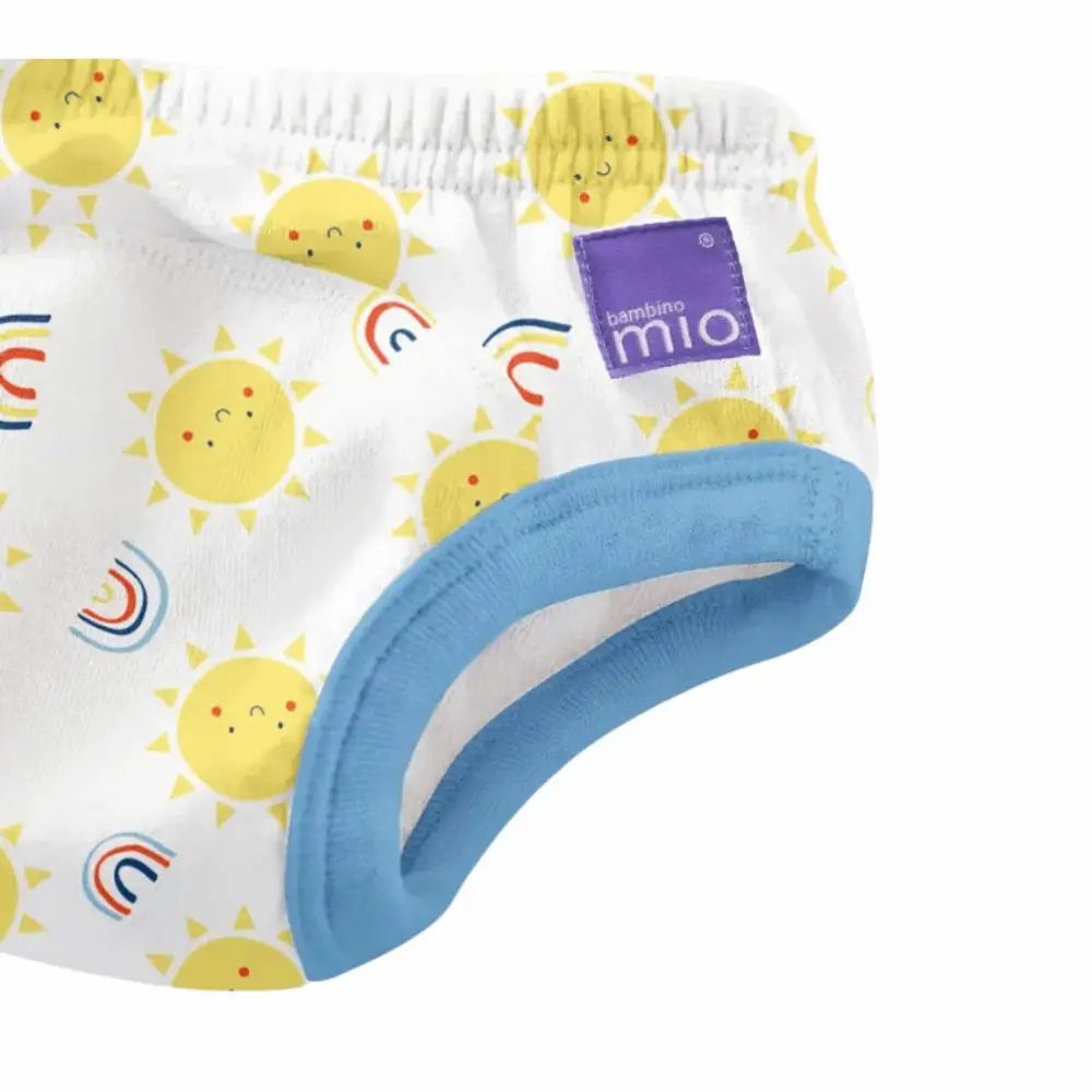 Dettaglio della mutandina. Bianca con sole, bordi blu. Marchio Bambino Mio.