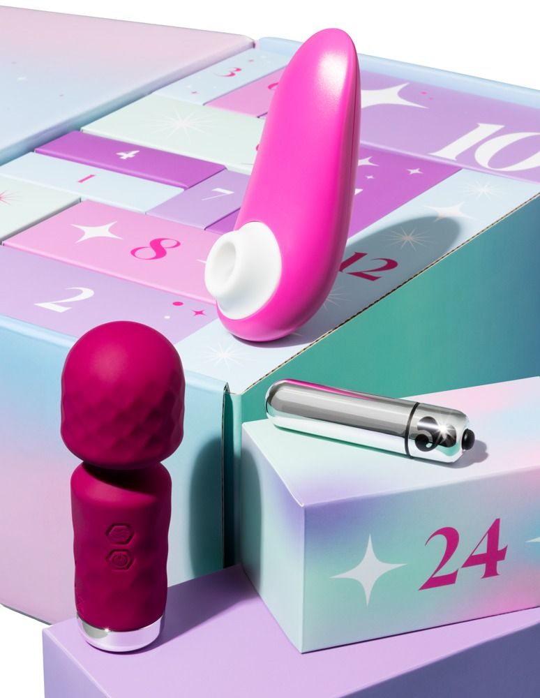 Tre sex toys: un vibratore rosa, un piccolo vibratore viola e un vibratore a bacchetta argentato.