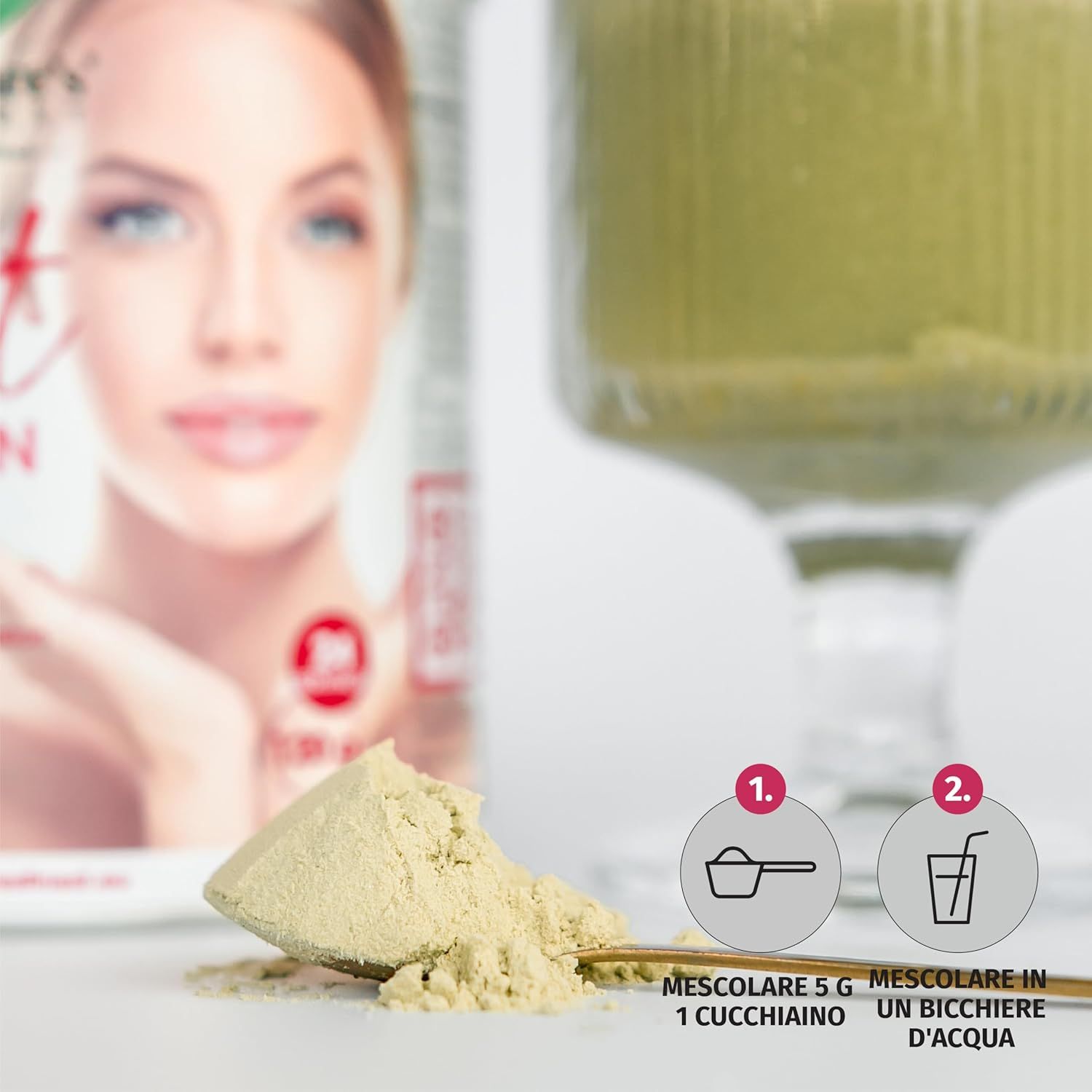 Cucchiaio con polvere gialla. Istruzioni: 5g in 1 cucchiaino, mescolare in un bicchiere d'acqua. Immagine del prodotto sullo sfondo.