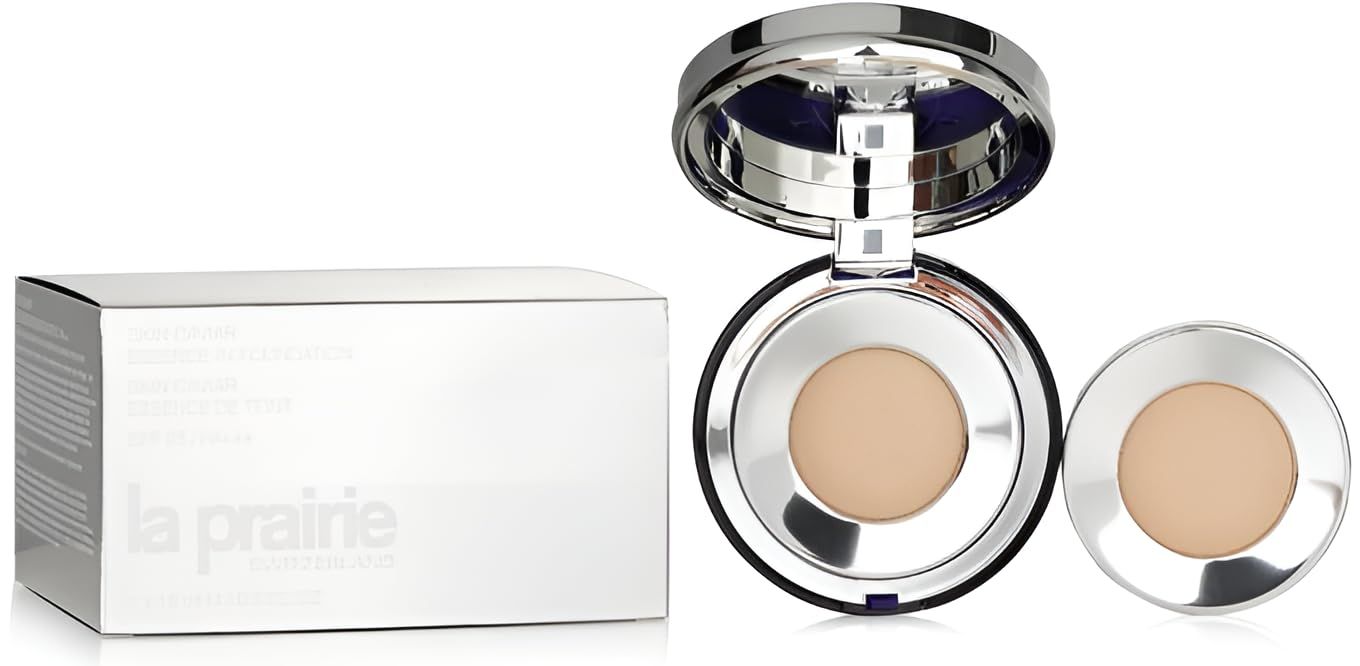 Confezione argentata e compatta aperta con fondotinta beige e coperchio separato.