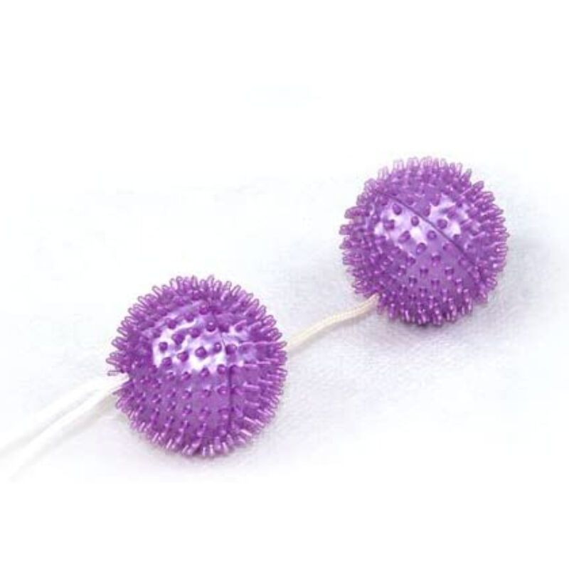 Due sfere viola con borchie, collegate da un cordino. Su sfondo bianco.