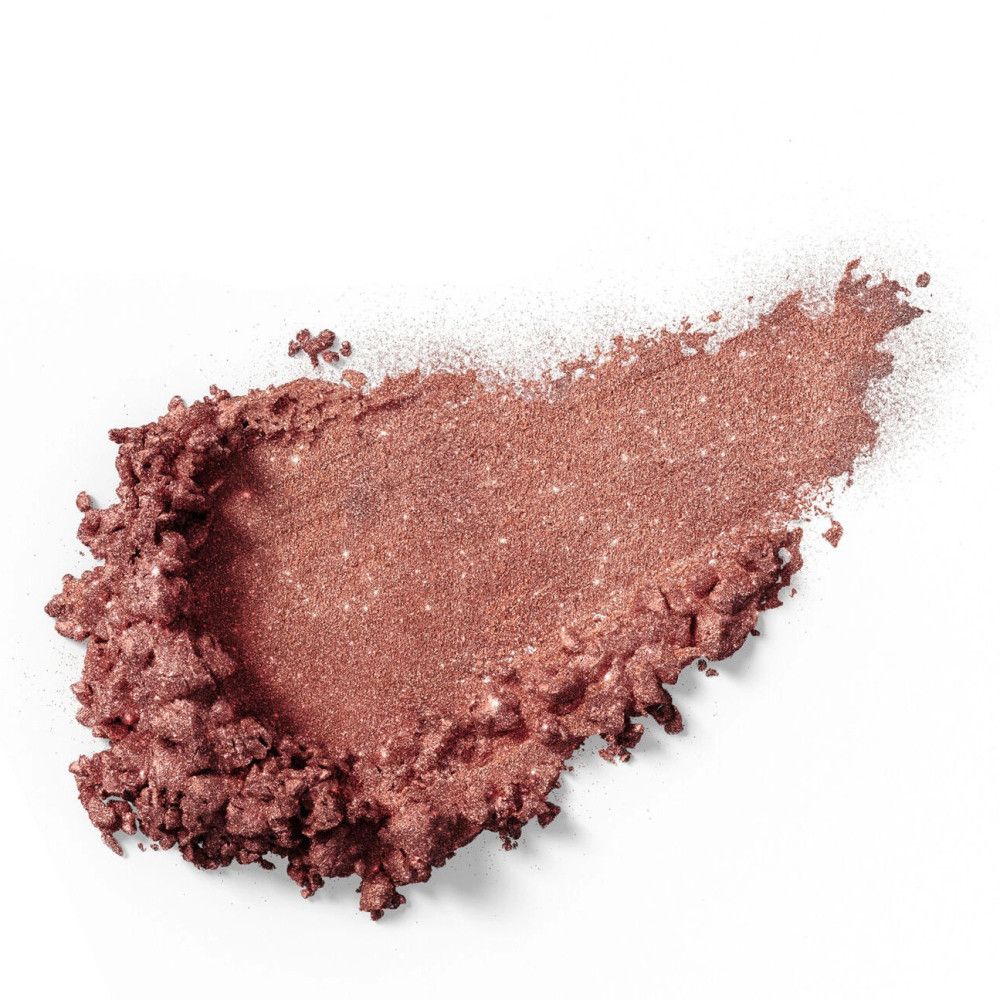 Mucchio di ombretto rosa sfumato su sfondo bianco. Particelle scintillanti visibili.