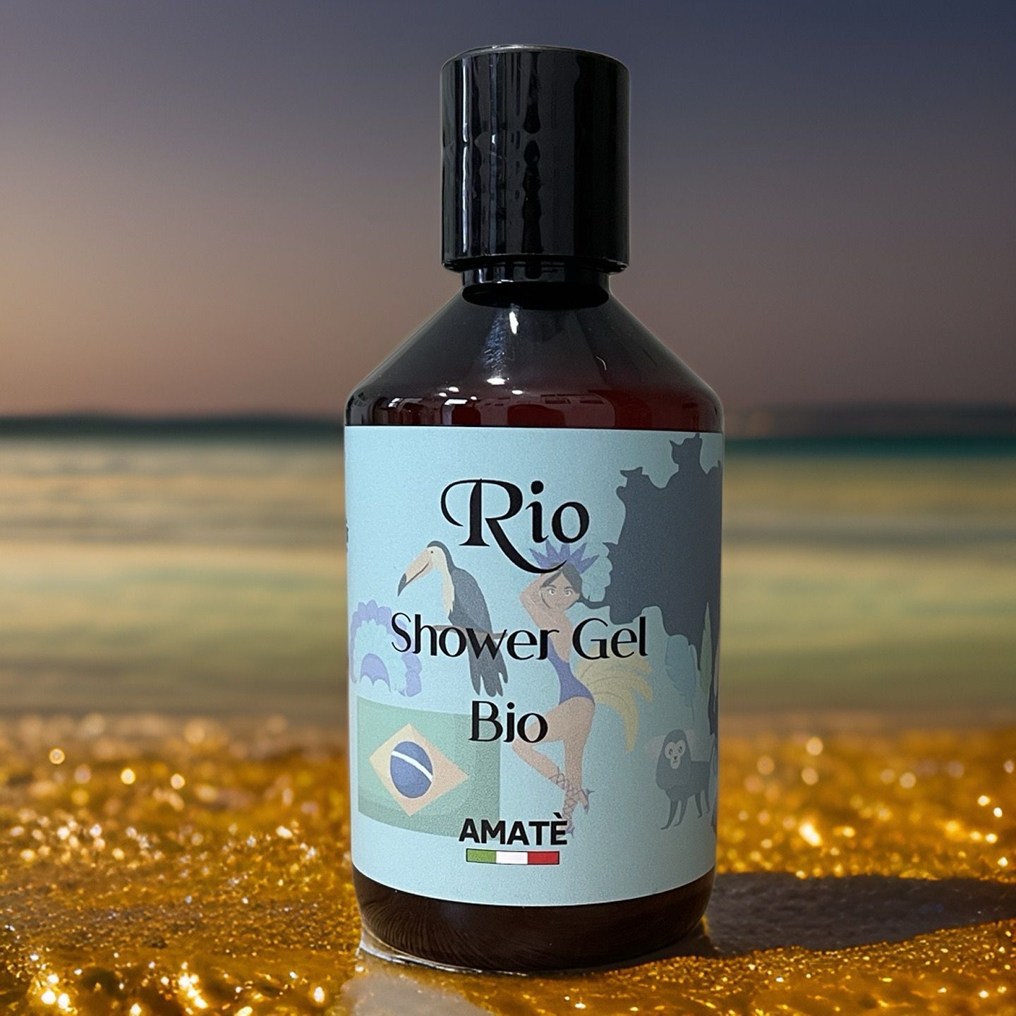 Flacone marrone con tappo nero. Etichetta "Rio Shower Gel Bio" su sfondo spiaggia. Marchio: AMATÈ.