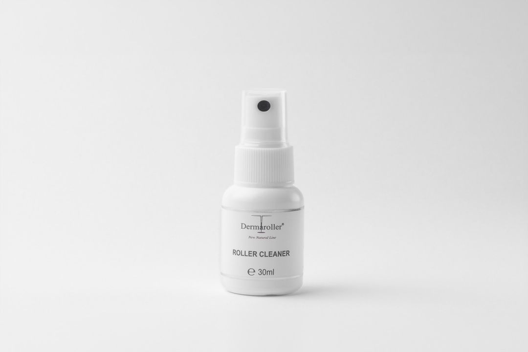 Flacone spray bianco Roller Cleaner 30ml con testina spray nera, etichetta bianca.