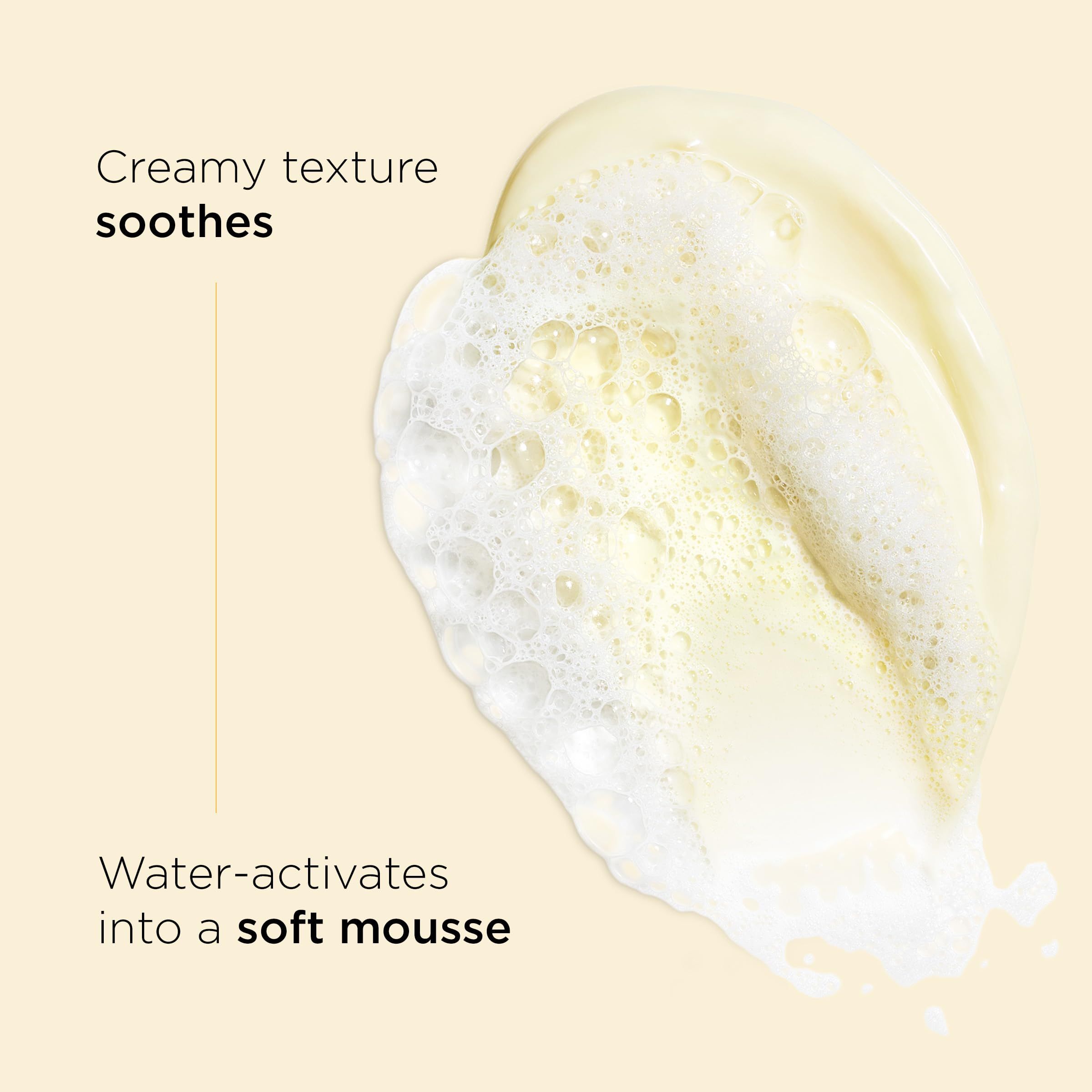 Primo piano della schiuma. Testo: La texture cremosa lenisce, l'acqua si attiva in una mousse morbida.