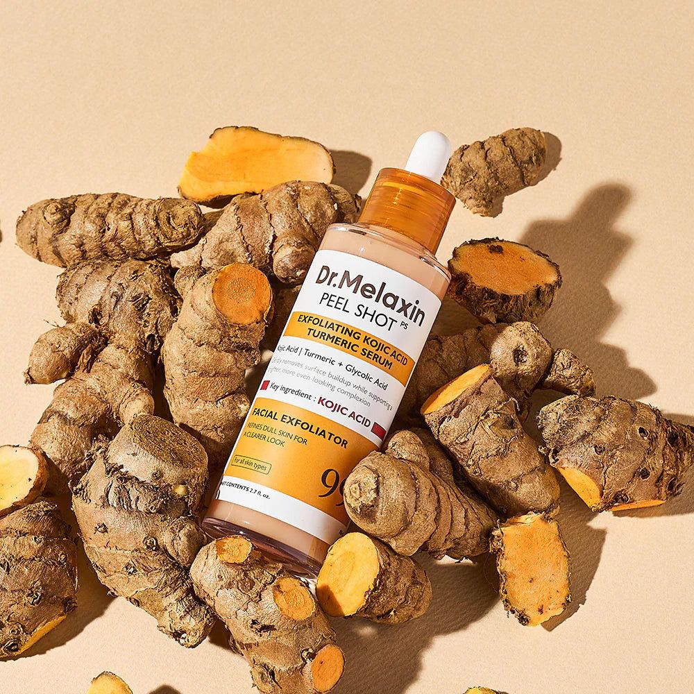 Siero Dr. Melaxin Peel Shot circondato da radici di curcuma fresche e polvere di curcuma.