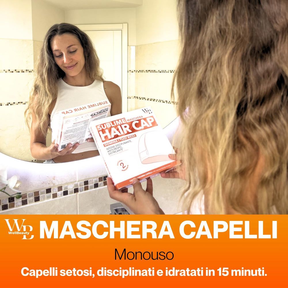 Donna con confezione del prodotto davanti allo specchio. Testo: Maschera Capelli Monouso. Logo Wellbeauty. Hair Cap.