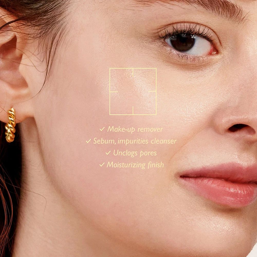 Primo piano di un viso. Testo: struccante, detergente, libera i pori, finitura idratante.