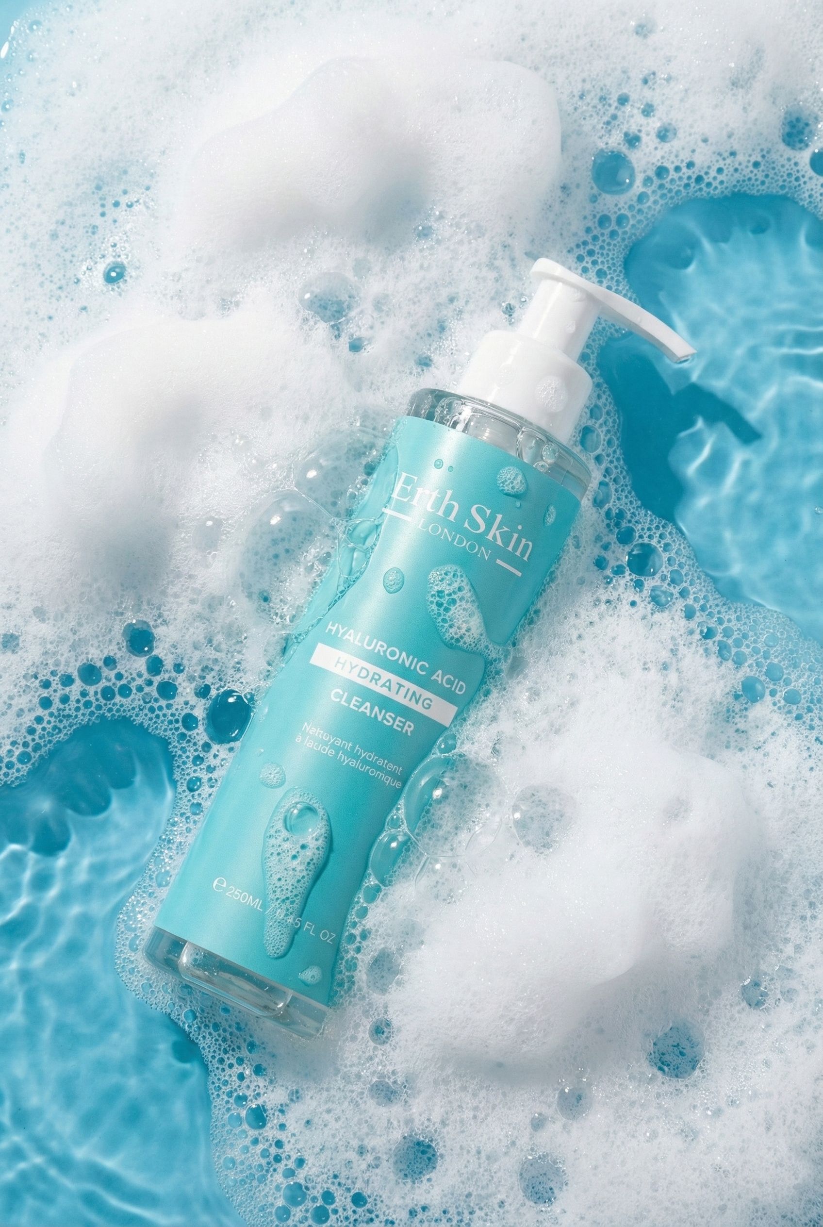 Flacone turchese con pompa in bolle di sapone. Scritta: Erth Skin London, Hyaluronic Acid, Hydrating Cleanser.