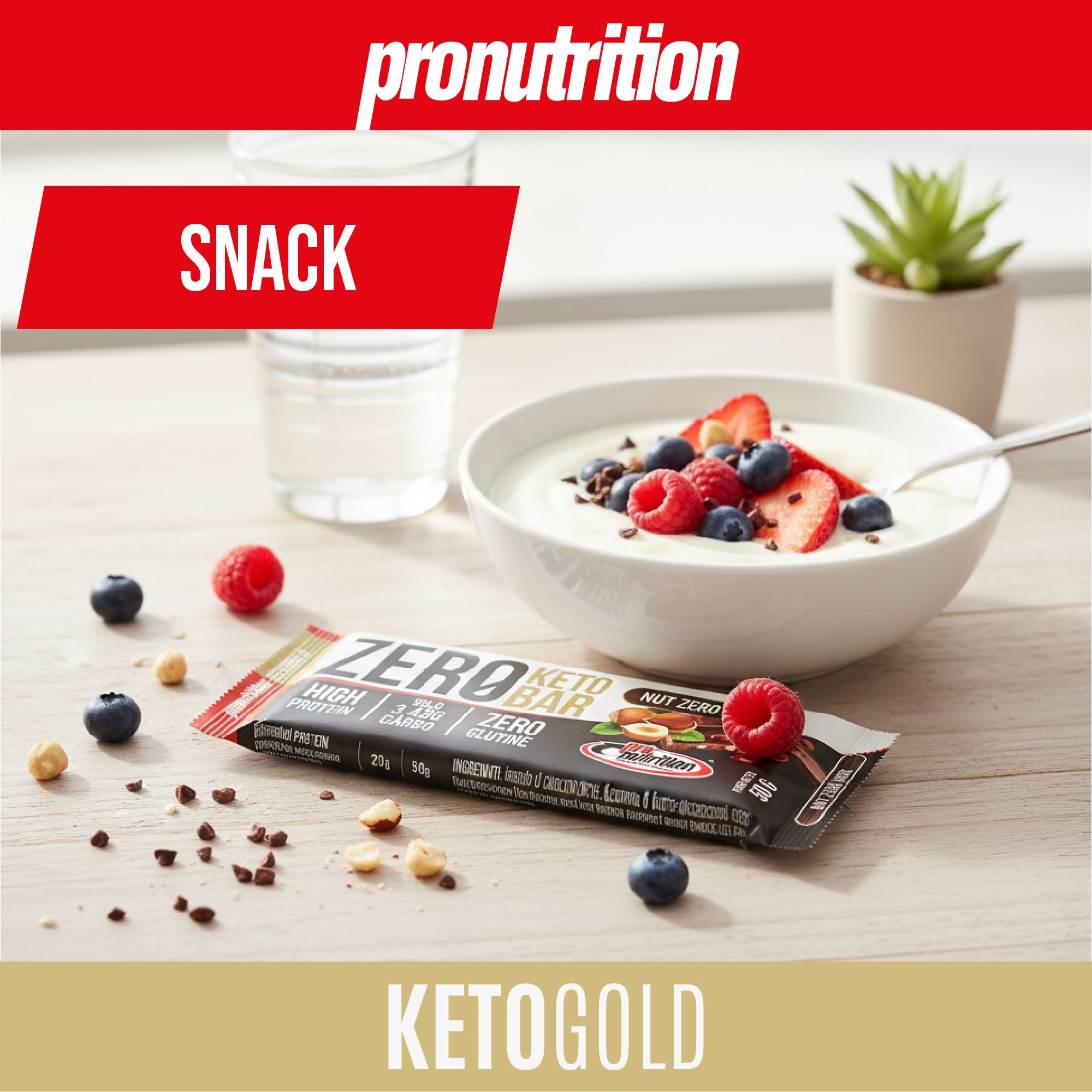 Barretta Keto accanto a una ciotola di frutti di bosco e yogurt. Scritta: Zero Keto Bar. Contiene proteine, pochi carboidrati e senza glutine.