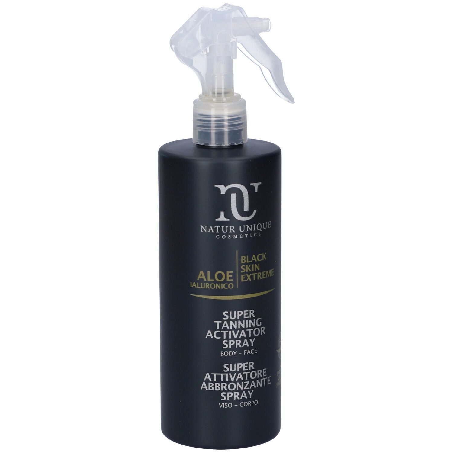 Flacone nero con erogatore spray. Testo: Natur Unique, Black Skin Extreme, Super Tanning Activator Spray. Aloe.
