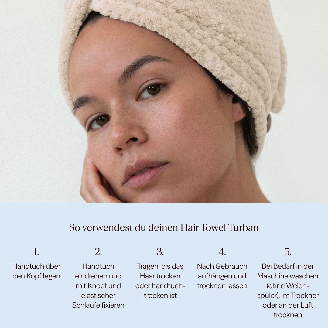 Donna con turbante per capelli color crema in testa. Testo: Come usare il tuo asciugamano per capelli a turbante. Istruzioni passo passo.