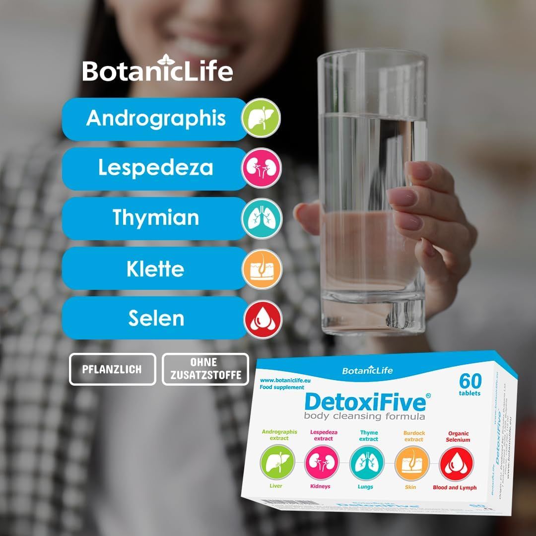 Donna tiene bicchiere d'acqua e confezione DetoxiFive. Grafici mostrano ingredienti: Andrographis, Lespedeza, Timo, Bardana, Selenio.