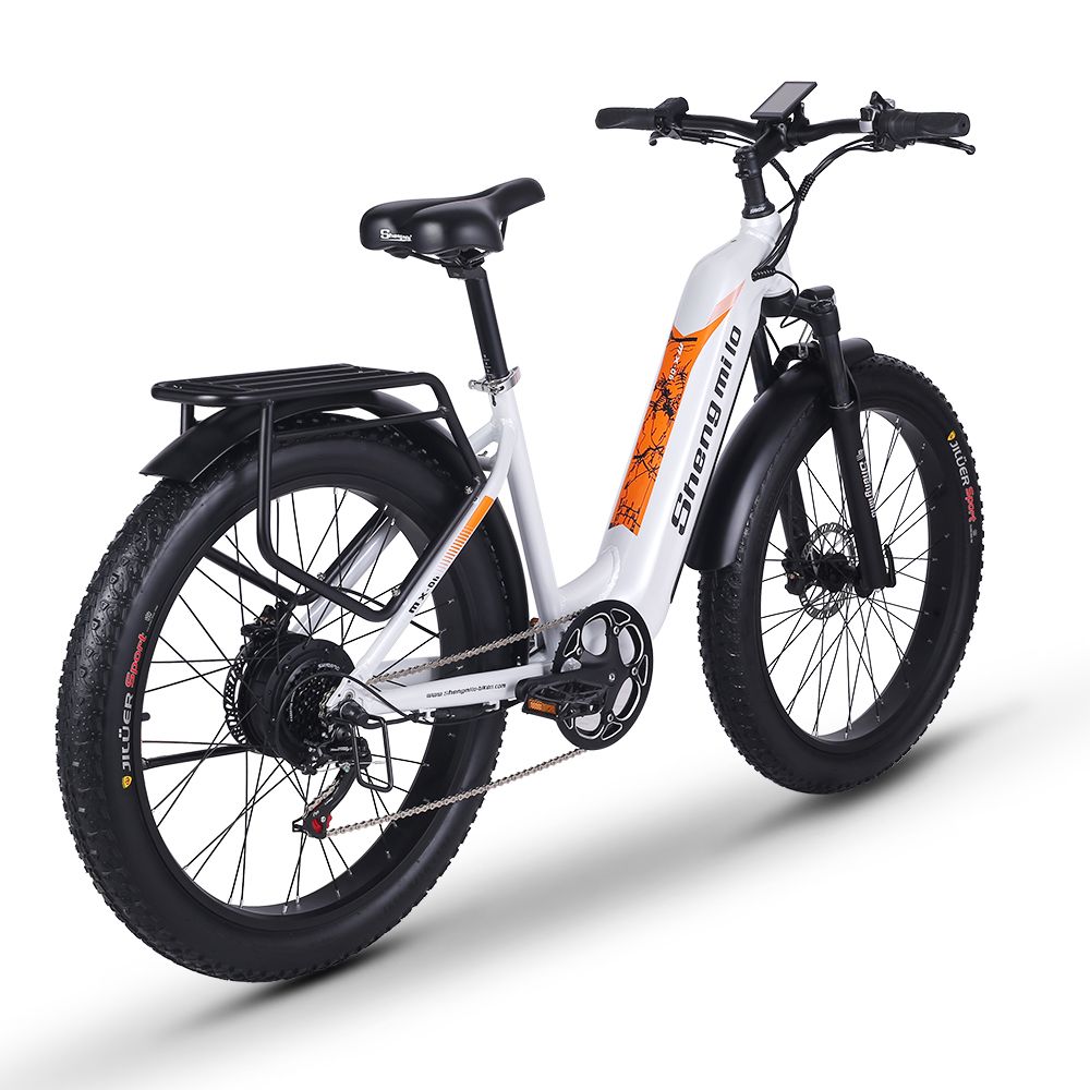 E-bike bianca, pneumatici neri, portapacchi. Dettagli arancioni. Marchio Shengmilo.