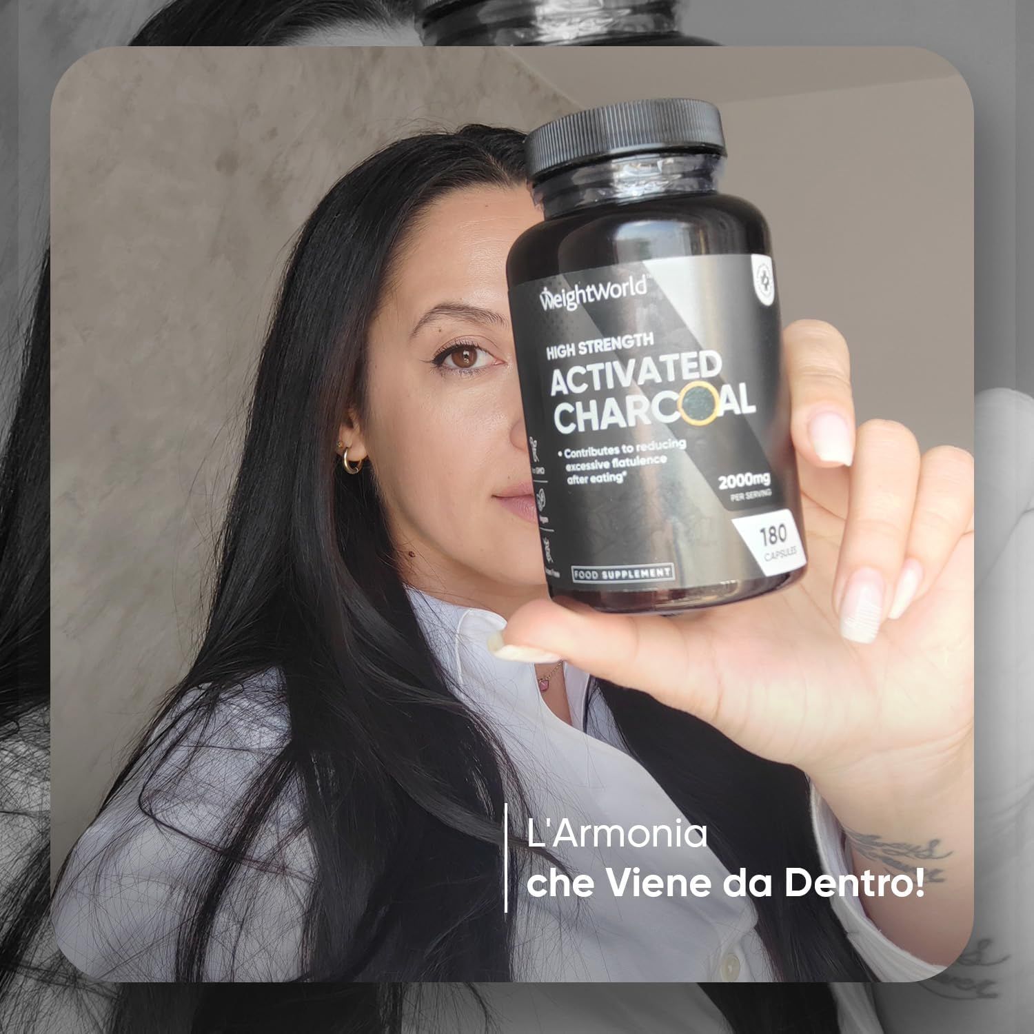 Donna tiene un flacone di carbone attivo. Testo: 2000mg, 180 capsule. L'Armonia che Viene da Dentro!