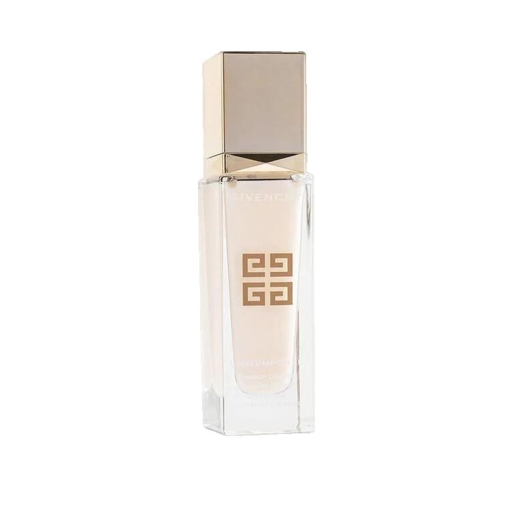 Flacone in vetro con tappo dorato. Scritta Givenchy e logo. Forma rettangolare, contenuto color crema.