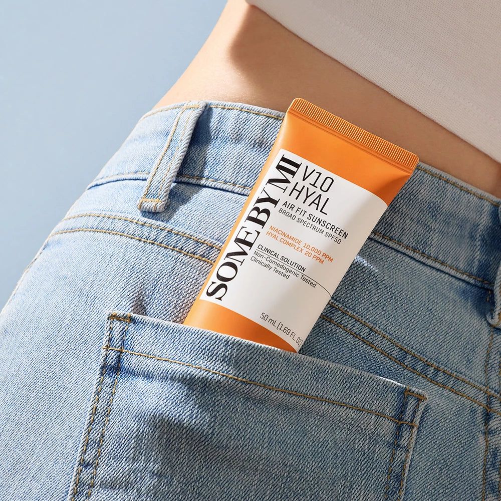 Tubo arancione in tasca dei jeans. Scritta: SOME BY MI V10 Hyal Air Fit Sunscreen SPF50. 50 ml.