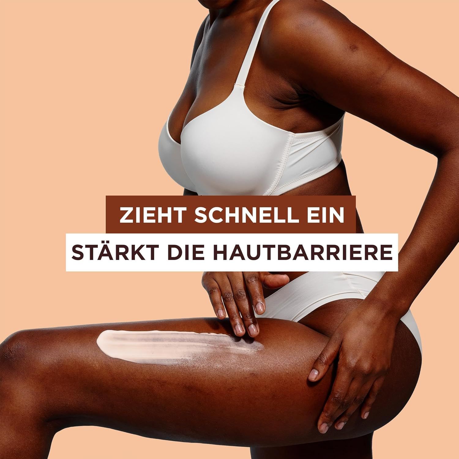Persona in biancheria intima bianca applica crema sulla coscia. Testo: Assorbimento rapido, rafforza la barriera cutanea.