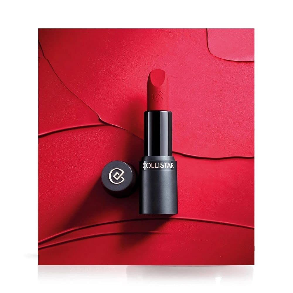 Rossetto rosso, astuccio nero, marchio Collistar. Su sfondo rosso. Coperchio accanto.