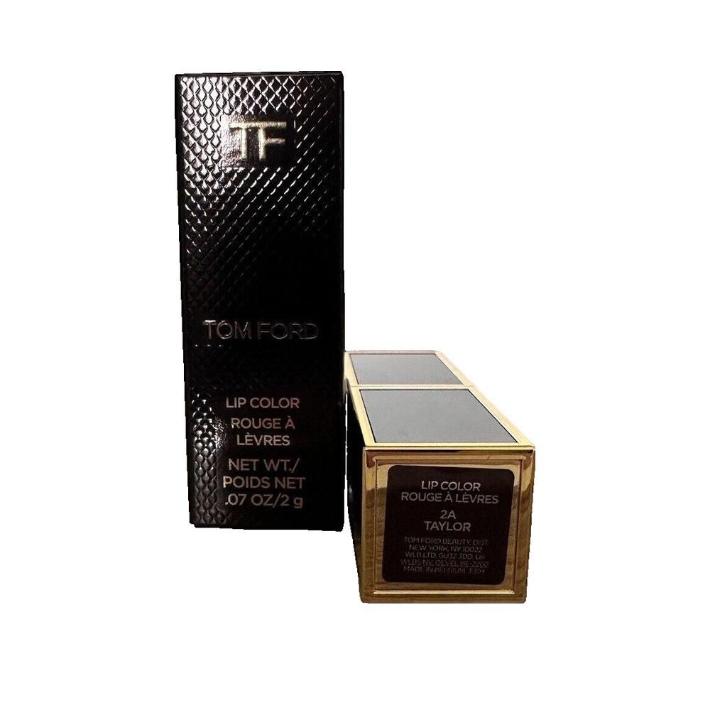 Confezione nera con bordo dorato. Nome e logo del prodotto. Testo: Lip Color Rouge à Lèvres.