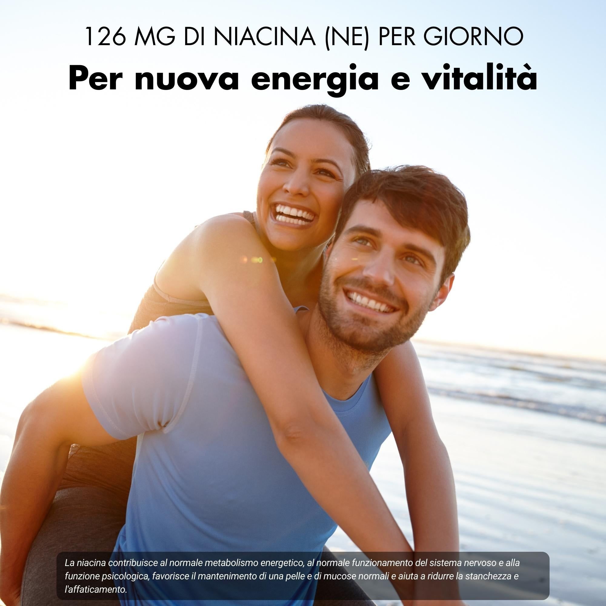 Coppia sorridente sulla spiaggia. Testo: 126 MG NIACINA (NE) AL GIORNO. Per nuova energia e vitalità.