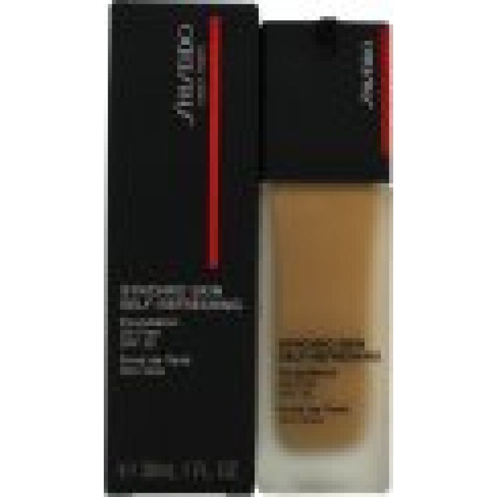 Fondotinta e confezione. Confezione nera con striscia rossa e nome del prodotto. Bottiglia con tappo nero e testo del prodotto.