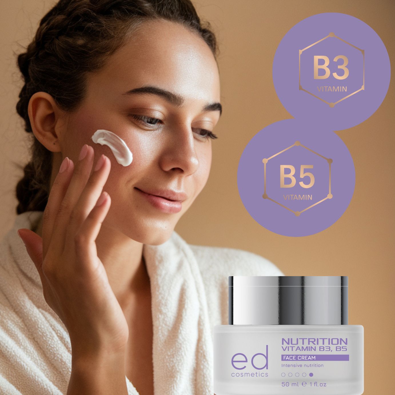 Donna che applica la crema. Vasetto di crema con coperchio argentato. Loghi delle vitamine B3 e B5.