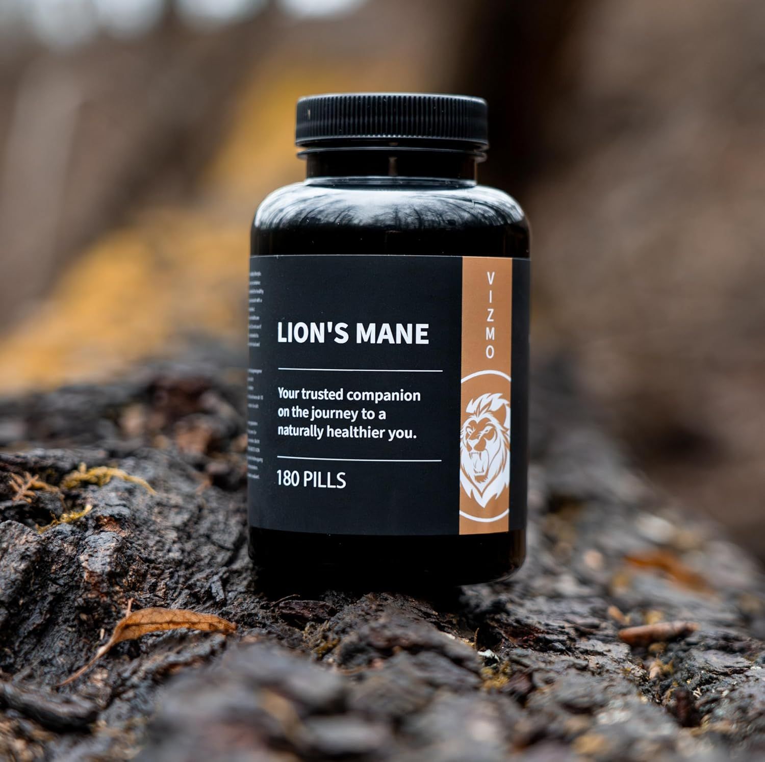 Flacone nero di capsule Lion's Mane. Scritta: 180 pillole. Logo Vizmo. Scritta: Il tuo compagno fidato per una vita più sana.