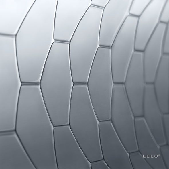 Primo piano della texture esagonale di un preservativo Lelo HEX Original.
