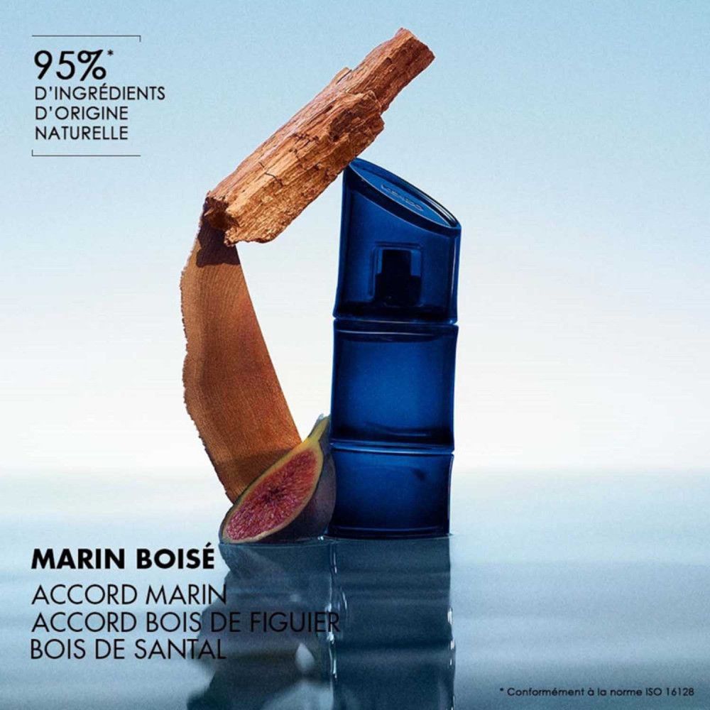 Flacone di profumo blu, pezzo di legno, fico. Testo: Marin Boisé, Accord Marin, Accord Bois de Figuier, Bois de Santal. 95% ingredienti naturali.