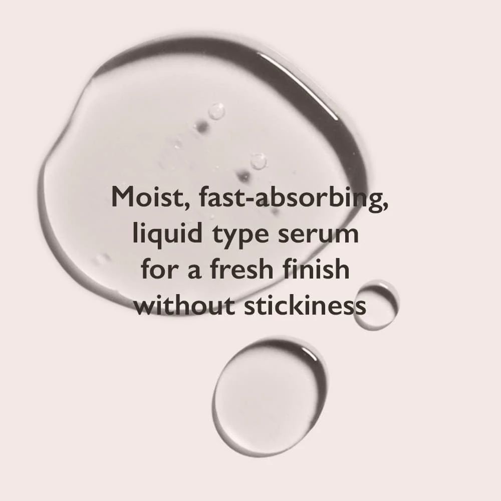 Primo piano di gocce di siero. Testo: Siero di tipo liquido, idratante, ad assorbimento rapido, per una finitura fresca.