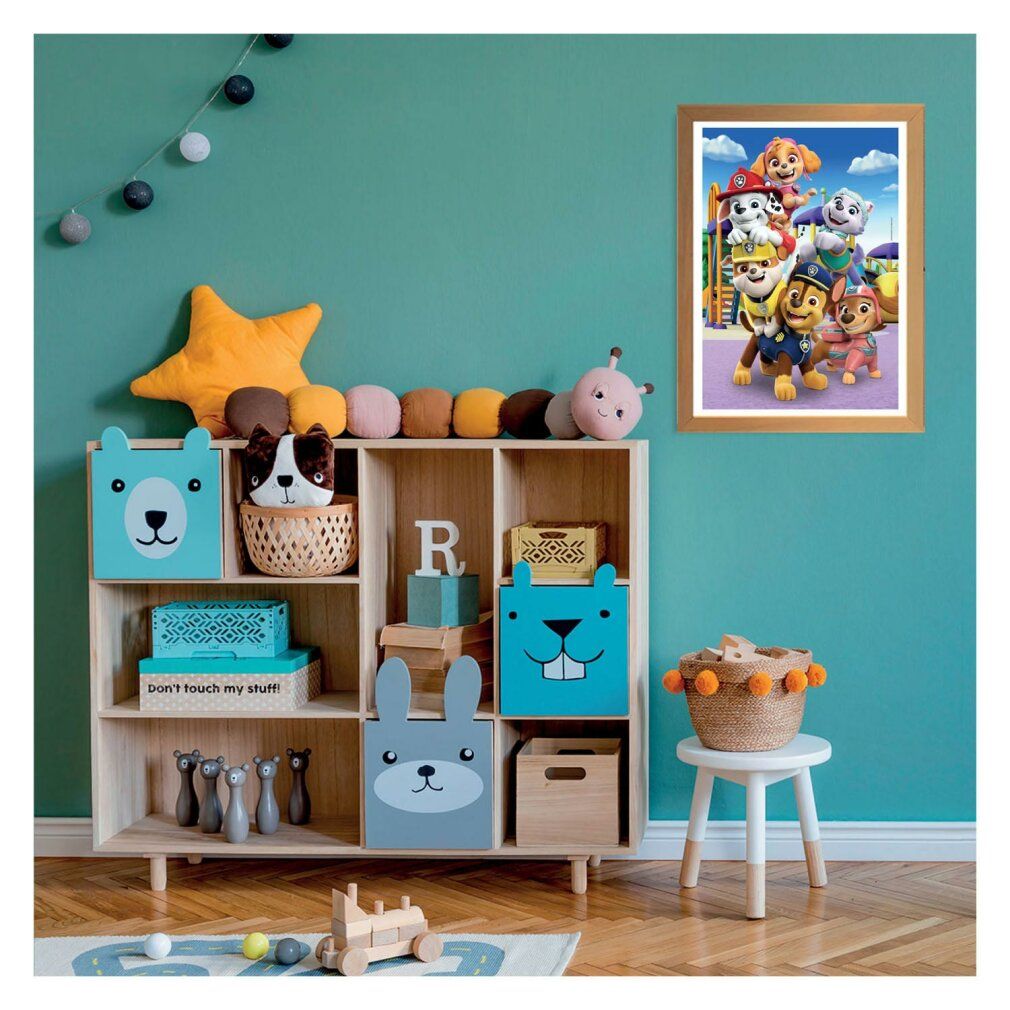 Puzzle Paw Patrol incorniciato su parete verde. Su scaffale in legno con giocattoli e decorazioni.