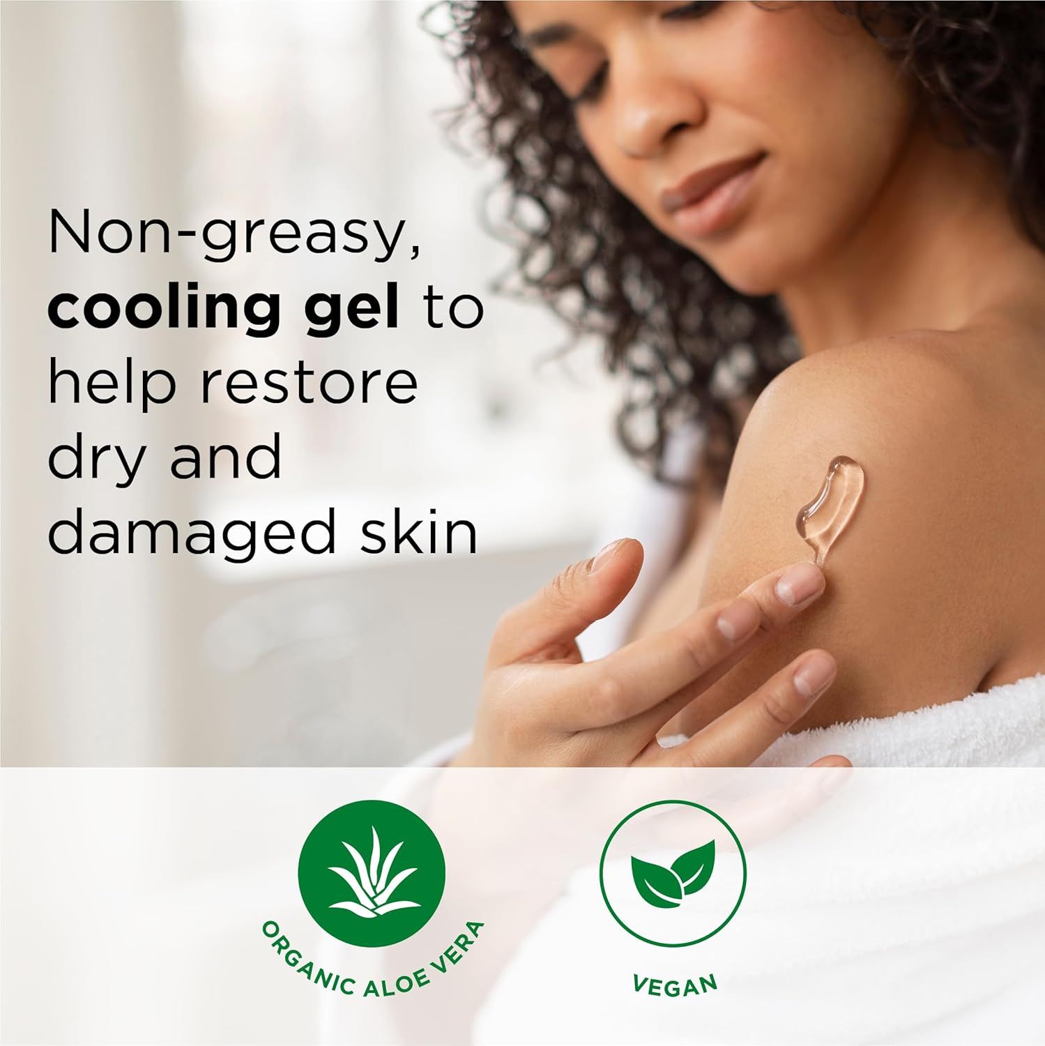 Donna applica gel sulla pelle. Testo: Gel rinfrescante non grasso per aiutare a ripristinare la pelle secca e danneggiata. Loghi: Aloe Vera biologica, Vegano.